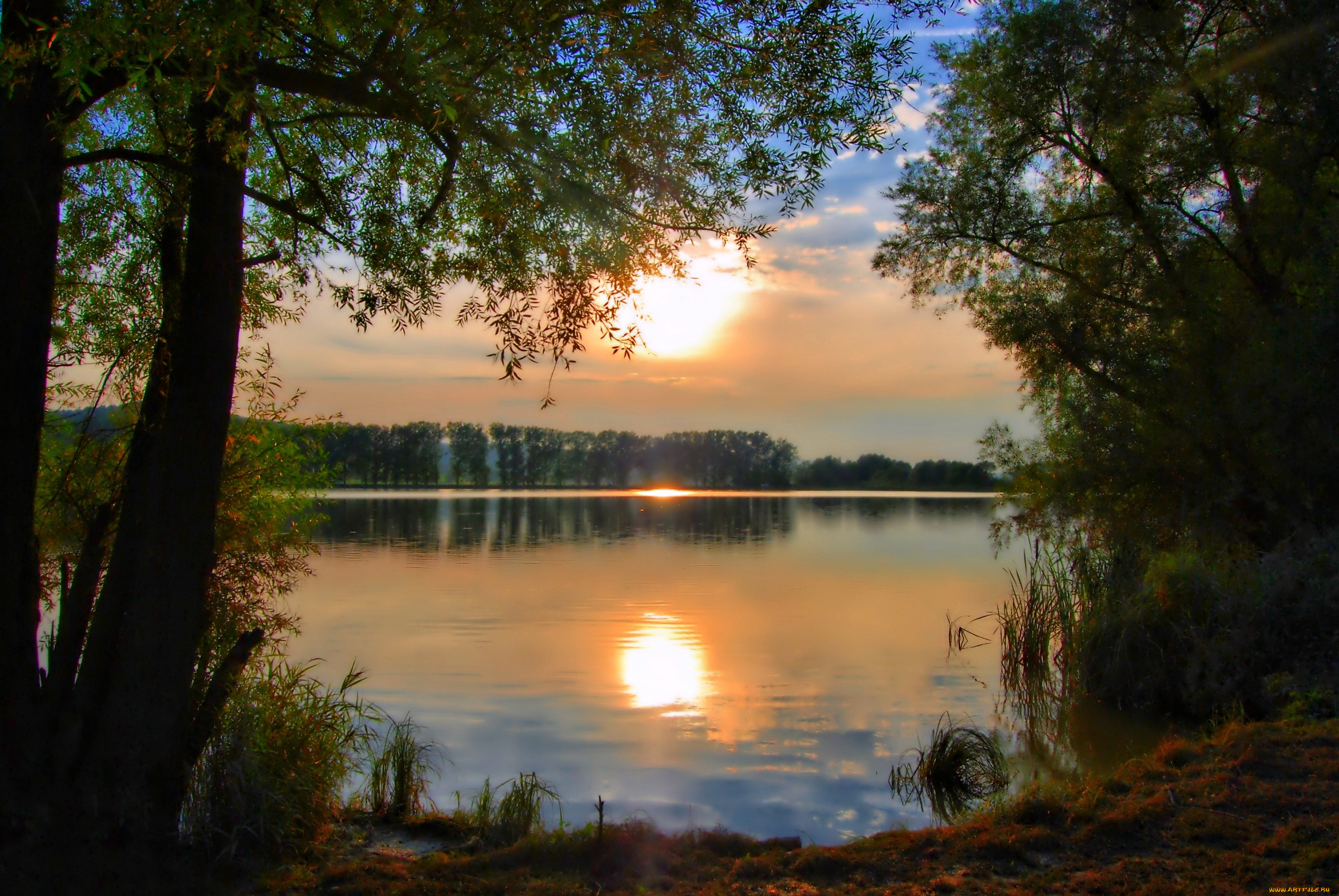 Летний закат на озере